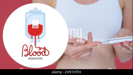Image numérique composite du don de sang signe sur la femme test avec glucomètre Banque D'Images