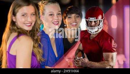 Portrait de fans féminins souriants au bar sportif regardant un joueur de football américain tenant le ballon