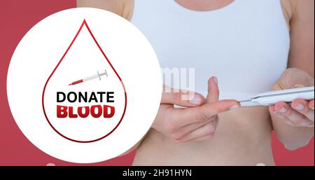 Image composite numérique du signe de don de sang sur les tests de femme avec glucomètre Banque D'Images