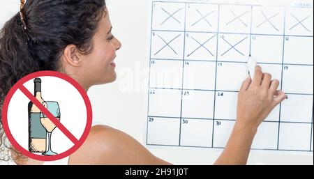 Femme souriante faisant une coche sur le calendrier sans symbole de boisson Banque D'Images