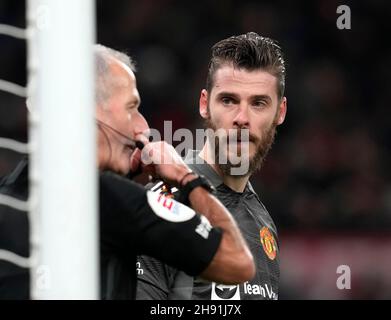 Manchester, Angleterre, le 2 décembre 2021.David de Gea de Manchester United regarde l'arbitre Martin Atkinson alors qu'il parle à l'assistant VAR lors du match de la Premier League à Old Trafford, Manchester.Le crédit photo devrait se lire: Andrew Yates / Sportimage Banque D'Images