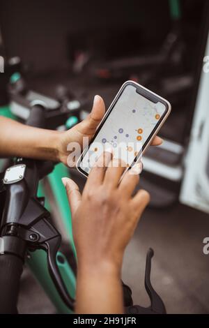 Mains d'une femme utilisant l'application sur un smartphone Banque D'Images