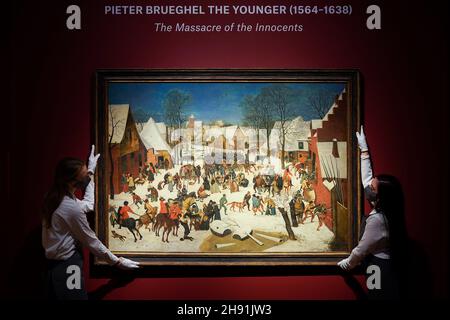 Assistants de galerie avec le massacre des innocents, Pieter Brueghel le jeune (1564 - 1638), estimé entre £1,000,000 - £1,500,000, lors d'un appel photo pour les temps forts de la prochaine semaine de ventes Classic, à Christies, Londres.La vente comprend des œuvres d'El Greco et de Constable, ainsi que le microscope de la famille Darwin.Date de la photo: Vendredi 3 décembre 2021. Banque D'Images