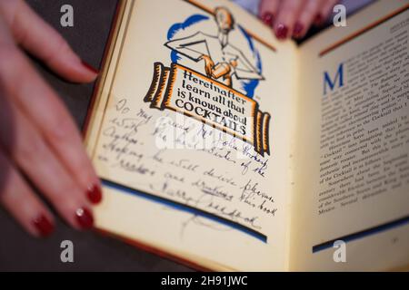 Un assistant de galerie avec le Savoy cocktail Book, Harry Craddock (1876 - 1963), estimé entre £1,500 - £2000, lors d'un appel photo pour les temps forts de la prochaine Classic week Sales, à Christies, Londres.La vente comprend des œuvres d'El Greco et de Constable, ainsi que le microscope de la famille Darwin.Date de la photo: Vendredi 3 décembre 2021. Banque D'Images