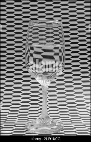 Image artistique de papier à motifs noir et blanc se réfractant à travers un verre et créant des motifs et des formes intéressants. Banque D'Images