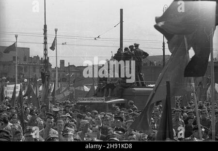 Varsovie, 1947-05-01.Manifestacja pierwszomajowa na pl.Zwyciêstwa.NZ. Widoczna ekipa Polskiej Kroniki Filmowej rejestruj¹ca przebieg wiecu. bb/ms PAPVarsovie, le 1er mai 1947.Un défilé de Mayday sur la place Zwyciestwa (victoire).Photo : une équipe de film polonais Chronicle filme la foule. bb/ms PAP Banque D'Images