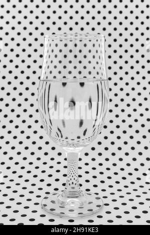 Image artistique de papier à motifs noir et blanc se réfractant à travers un verre et créant des motifs et des formes intéressants. Banque D'Images