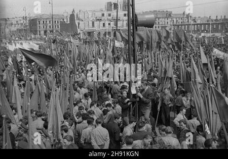 Varsovie, 1947-05-01.Manifestacja pierwszomajowa na pl.Zwyciêstwa.t³um uczestników wiecu ze sztandarami i transparentami. bb/ms PAPVarsovie, le 1er mai 1947.Un défilé de Mayday sur la place Zwyciestwa (victoire).Photo : paradisiaques avec drapeaux et bannières. bb/ms PAP Banque D'Images