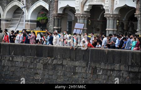 Mumbai, Inde.02e décembre 2021.Les gens regardent la répétition de la Marine près de la porte de l'Inde à Mumbai.La Journée de la Marine sera célébrée le 4 décembre 2021.(Photo par Ashish Vaishnav/SOPA Images/Sipa USA) crédit: SIPA USA/Alay Live News Banque D'Images