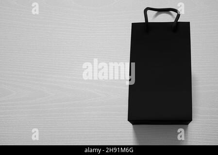 Luxueux sac noir mat contre bois blanc d'en haut Banque D'Images