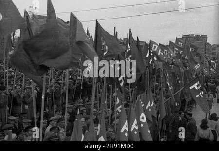 Varsovie, 1947-05-01.Manifestacja pierwszomajowa na pl.Zwyciêstwa.NZ. Sztantary Polskiej Partii Robotniczej (PPR). bb/gr PAPVarsovie, le 1er mai 1947.Un défilé de Mayday sur la place Zwyciestwa (victoire).Photo : bannières de la fête des travailleurs polonais. bb/gr PAP Banque D'Images