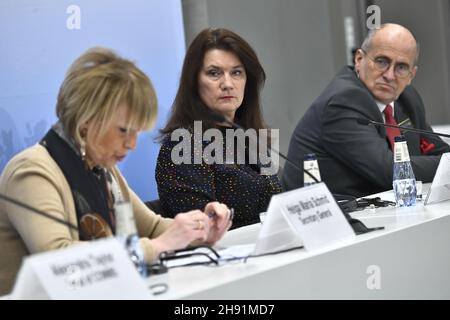 La ministre suédoise des Affaires étrangères et présidente en exercice, Ann Linde, et la ministre polonaise des Affaires étrangères et la présidente entrante en exercice, Rau Zbigniew, secrétaire générale de l'Organisation pour la sécurité et la coopération en Europe, Helga Maria Schmid (L), lors de la conférence de presse finale lors d'une réunion ministérielle deL'Organisation pour la sécurité et la coopération en Europe (OSCE) le 3 décembre 2021 à Stockholm (Suède).Photo Claudio Bresciani / TT Kod 10090 Banque D'Images