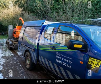 St Cyrus, Aberdeenshire, Écosse, 3 décembre 2021: Photo: Les ingénieurs de SSEN déracinés arbres et débris qui ont entraîné des lignes électriques basse tension à la périphérie de St Cyrus.Les propriétés dans ce domaine ont été sans pouvoir pendant 7 jours.Les ingénieurs ont travaillé sur le réseau électrique, de la haute tension à la moyenne tension, et enfin aux systèmes basse tension, qui sont les lignes électriques que l'on voit entrer dans nos maisons.Les ingénieurs travaillent dans des conditions dangereuses, ils ont travaillé de longues heures pour essayer de restaurer l'alimentation électrique des maisons.Credit:Barry Nixon/Alay Live News Banque D'Images