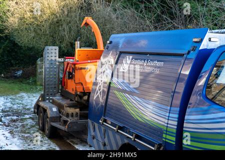 St Cyrus, Aberdeenshire, Écosse, 3 décembre 2021: Photo: Les ingénieurs de SSEN déracinés arbres et débris qui ont entraîné des lignes électriques basse tension à la périphérie de St Cyrus.Les propriétés dans ce domaine ont été sans pouvoir pendant 7 jours.Les ingénieurs ont travaillé sur le réseau électrique, de la haute tension à la moyenne tension, et enfin aux systèmes basse tension, qui sont les lignes électriques que l'on voit entrer dans nos maisons.Les ingénieurs travaillent dans des conditions dangereuses, ils ont travaillé de longues heures pour essayer de restaurer l'alimentation électrique des maisons.Credit:Barry Nixon/Alay Live News Banque D'Images