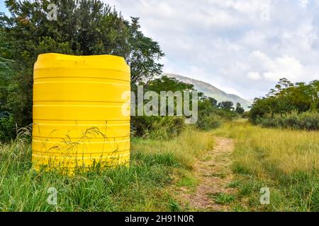 Un grand conteneur jaune de taille industrielle contenant des milliers de litres d'eau dans une ferme près d'un champ en Afrique du Sud utilisé pour stocker l'eau Banque D'Images