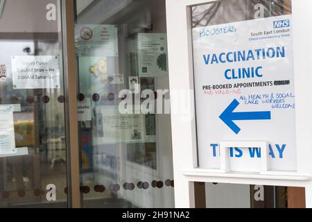 South London, Royaume-Uni, 03 décembre 2021 :Pour combattre la vague potentielle d'infections par la nouvelle variante Omicron, coronavirus (COVID-19) cet hiver, le centre sanitaire du sud-est de Londres a déployé des tampons de rappel pour tous les adultes de plus de 18 ans dans le centre de santé de Lewisham et les pharmacies où les bénévoles et le personnel médical fournissent la troisième dose de Pfizer et Moderna,qui sont trouvés pour être immunologiques boosters très efficaces, aider à prévenir l'hospitalisation et la mort.Credit: Xiu Bao/Alamy Live News Banque D'Images