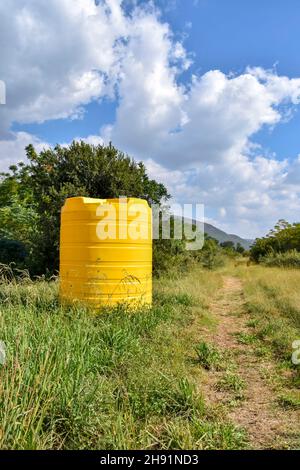 Un grand conteneur jaune de taille industrielle contenant des milliers de litres d'eau dans une ferme près d'un champ en Afrique du Sud utilisé pour stocker l'eau Banque D'Images