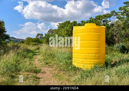 Un grand conteneur jaune de taille industrielle contenant des milliers de litres d'eau dans une ferme près d'un champ en Afrique du Sud utilisé pour stocker l'eau Banque D'Images