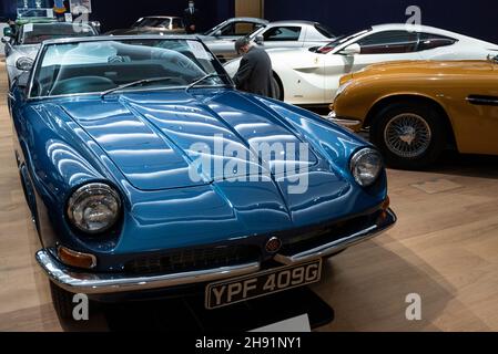 Londres, Royaume-Uni.3 décembre 2021.Un cabriolet 1968 AC 428 (est.£225,000 - 250,000) à un aperçu de la vente de voitures de collectionneurs de Bonhams de 30 automobiles, motos et une sélection d'automobiles avant leur vente aux enchères le 4 décembre au salon Bonhams New Bond Street.Credit: Stephen Chung / Alamy Live News Banque D'Images