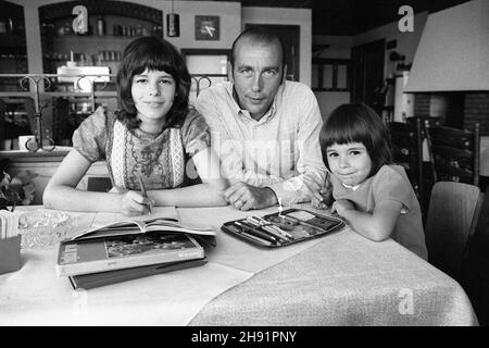 Horst Eckel est mort aujourd'hui (3 décembre 2021)!Horst ECKEL, Allemagne, ancien joueur de football, champion du monde de football de 1954, est assis à table avec ses filles Susanne et Dagmar, les enfants font leurs devoirs, 02.25.1973. Vé-ÇvÇ Banque D'Images