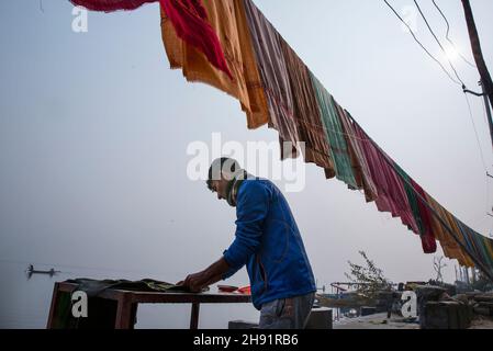 Srinagar, Cachemire sous contrôle indien.3 décembre 2021.Un lavoir traditionnel lave les vêtements sur la rive du lac Dal dans la ville de Srinagar, capitale estivale du Cachemire contrôlé par l'Inde, le 3 décembre 2021.Crédit : Javed Dar/Xinhua/Alay Live News Banque D'Images