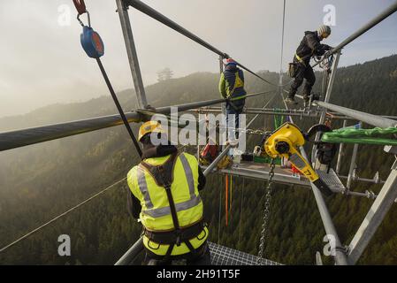 Construction en cours d'un pont suspendu appelé Sky Bridge 721, photographié le 28 octobre 2021, à l'aire de loisirs de Dolni Morava, dans la région de Pardubice, Banque D'Images