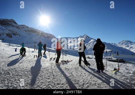 Ischgl, Autriche.03ème décembre 2021.Les amateurs de sports d'hiver se tiennent sous le soleil à la station de ski d'Ischgl.Sur 03.12.Ischgl ouvre la saison de ski dans des conditions 2G pendant le confinement en Autriche.Credit: Karl-Josef Hildenbrand/dpa/Alay Live News Banque D'Images