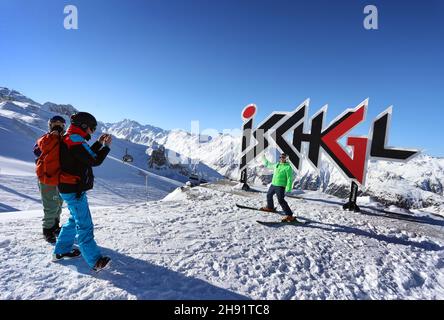 Ischgl, Autriche.03ème décembre 2021.Les skieurs prennent une photo d'eux-mêmes devant le panneau Ischgl de la station de ski d'Ischgl.Sur 03.12.Ischgl, pendant le confinement en Autriche, ouvre la saison de ski dans des conditions 2G.Credit: Karl-Josef Hildenbrand/dpa/Alay Live News Banque D'Images