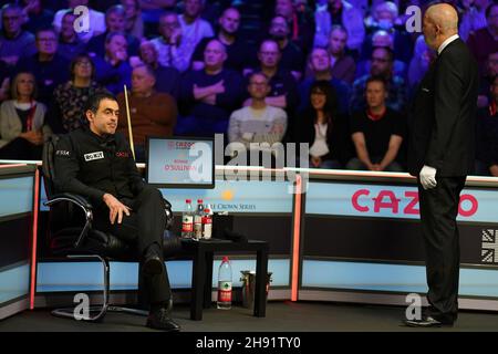 Ronnie O'Sullivan est assis dans sa chaise en milieu de pause alors que la foule quittait ses sièges pendant son match avec Kyren Wilson le 11 jour du Championnat du Royaume-Uni de Cazoo au Barbican de York.Date de la photo: Vendredi 3 décembre 2021. Banque D'Images