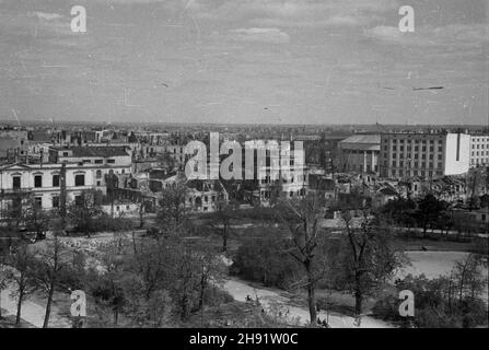 Varsovie, 1947-05.UL.Piusa XI (ul.Piêkna).Widoczne zrujnowane budynki miêdzy Al.Ujazdowskili a ul.Wiejsk¹.Z prawej, W g³êbi gmach Sejmu.Na pierwszym planie Park Ujazdowski. bb/gr PAP Dok³adny dzieñ wydarzenia nieustalony.Varsovie, mai 1947.Rue Pie XI (aujourd'hui rue Piekna) avec des ruines entre l'avenue Ujazdowskie et la rue Wiejska.A l'arrière-plan, à droite, les chambres du Parlement, au premier plan du parc Ujazdowski. bb/gr PAP Banque D'Images