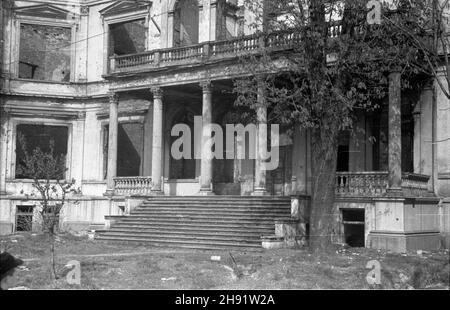 Varsovie, 1947-05.Pa³ac Lesserów (Rembieliñskich, Poznañskich) na rogu alStalina (Alej Ujazdowskich) je ul.Piusa XI (Piênagenouj).W czasie II wojny œwiatowej pa³ac zosta³ zniszczony podczas grandardowania Warszawy przez Niemców W roku 1939.NZ. Fasada pa³acu od alStalina. bb/gr PAP Dok³adny dzieñ wydarzenia nieustalony.Varsovie, mai 1947.Palais de la petite ville (Rembielinski, Poznanski) au coin de l'avenue Staline (aujourd'hui l'avenue Ujazdowskie) et de la rue Pie XI (aujourd'hui la rue Piekna).Le palais a été ruiné par des bombes allemandes en 1939.Photo : le palais vu de l'avenue Staline. bb/gr PAP Banque D'Images