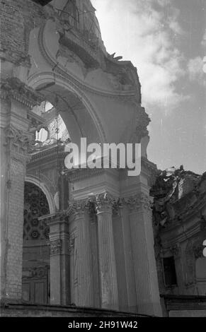 Varsovie, 1947-05.Pa³ac Lesserów (Rembieliñskich, Poznañskich) na rogu alStalina (Alej Ujazdowskich) je ul.Piusa XI (Piênagenouj).W czasie II wojny œwiatowej pa³ac zosta³ zniszczony podczas grandardowania Warszawy przez Niemców W roku 1939.NZ. Fragment murów. bb/gr PAP Dok³adny dzieñ wydarzenia nieustalony.Varsovie, mai 1947.Palais de la petite ville (Rembielinski, Poznanski) au coin de l'avenue Staline (aujourd'hui l'avenue Ujazdowskie) et de la rue Pie XI (aujourd'hui la rue Piekna).Le palais a été ruiné par des bombes allemandes en 1939.Photo : un fragment du palais. bb/gr PAP Banque D'Images