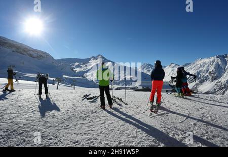 Ischgl, Autriche.03ème décembre 2021.Les amateurs de sports d'hiver se tiennent sous le soleil à la station de ski d'Ischgl.Sur 03.12.Ischgl ouvre la saison de ski dans des conditions 2G pendant le confinement en Autriche.Credit: Karl-Josef Hildenbrand/dpa/Alay Live News Banque D'Images