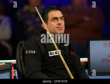 Ronnie O'Sullivan est assis dans sa chaise en milieu de pause tandis que la foule quitte ses sièges lors de son match avec Kyren Wilson le 11 jour du Championnat du Royaume-Uni de Cazoo au Barbican de York.Date de la photo: Vendredi 3 décembre 2021. Banque D'Images