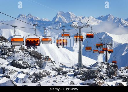 Ischgl, Autriche.03ème décembre 2021.Les skieurs s'assoient dans un télésiège de la station de ski d'Ischgl.Sur 03.12.Ischgl, pendant le confinement en Autriche, ouvre la saison de ski dans des conditions 2G.Credit: Karl-Josef Hildenbrand/dpa/Alay Live News Banque D'Images