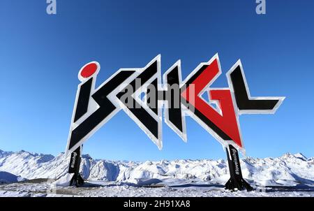 Ischgl, Autriche.03ème décembre 2021.Le panneau Ischgl se trouve en face du panorama des Alpes dans la station de ski d'Ischgl.Sur 03.12.Ischgl, pendant le confinement en Autriche, ouvre la saison de ski dans des conditions 2G.Credit: Karl-Josef Hildenbrand/dpa/Alay Live News Banque D'Images