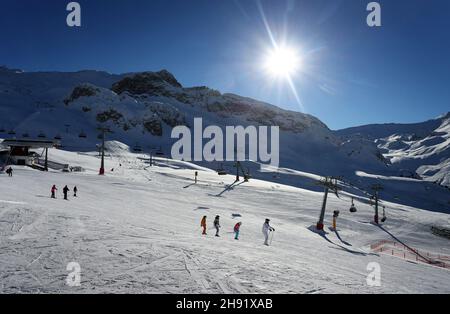 Ischgl, Autriche.03ème décembre 2021.Les amateurs de sports d'hiver skient au soleil à la station de ski d'Ischgl.Sur 03.12.Ischgl, pendant le confinement en Autriche, ouvre la saison de ski dans des conditions 2G.Credit: Karl-Josef Hildenbrand/dpa/Alay Live News Banque D'Images