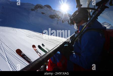 Ischgl, Autriche.03ème décembre 2021.Les skieurs s'assoient dans un télésiège de la station de ski d'Ischgl.Sur 03.12.Ischgl, pendant le confinement en Autriche, ouvre la saison de ski dans des conditions 2G.Credit: Karl-Josef Hildenbrand/dpa/Alay Live News Banque D'Images