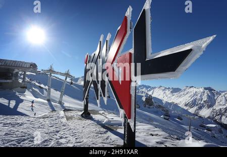 Ischgl, Autriche.03ème décembre 2021.Le panneau Ischgl se trouve en face du panorama des Alpes dans la station de ski d'Ischgl.Sur 03.12.Ischgl, pendant le confinement en Autriche, ouvre la saison de ski dans des conditions 2G.Credit: Karl-Josef Hildenbrand/dpa/Alay Live News Banque D'Images