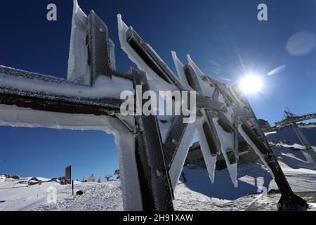 Ischgl, Autriche.03ème décembre 2021.Le panneau Ischgl se trouve en face du panorama des Alpes dans la station de ski d'Ischgl.Sur 03.12.Ischgl, pendant le confinement en Autriche, ouvre la saison de ski dans des conditions 2G.Credit: Karl-Josef Hildenbrand/dpa/Alay Live News Banque D'Images