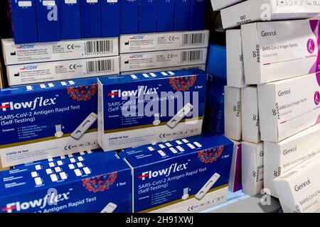 Genrui et Flowflex SARS Cov 2 Antigen Rapid Test Self Test Kit Ecouvillon à vendre en magasin à Ardara, comté de Donegal, Irlande Banque D'Images