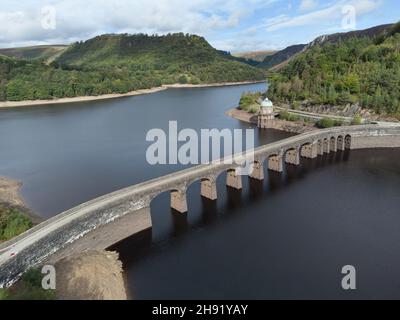 Pont routier au-dessus du réservoir Garreg-ddu dans la vallée d'Elan, au pays de Galles Banque D'Images