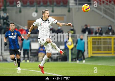 Milan, Italie.1er décembre 2021.Italie, Milan, 1er décembre 2021: Jakub Kiwior (défenseur de Spezia) action défensive dans la seconde moitié pendant le match de football FC INTER vs SPEZIA, Serie A 2021-2022 jour15 au stade San Siro (photo de Fabrizio Andrea Bertani/Pacific Press) crédit: Pacific Press Media production Corp./Alay Live News Banque D'Images