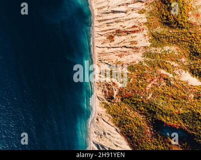Vue aérienne du rivage rocheux avec falaise et mer avec vagues Banque D'Images