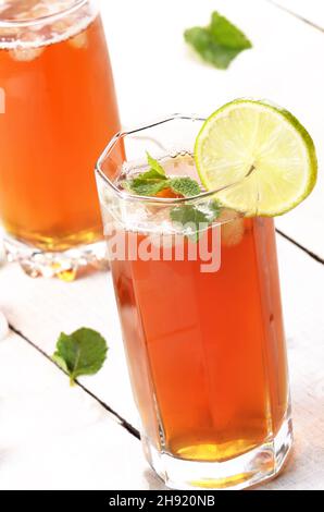 Citron vert et menthe. Bière avec glace sur table blanche Banque D'Images