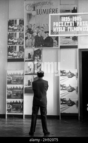 Varsovie, 1947-05.Muzeum Narodowe.Wystawa '50 lat filmu francuskiego'.Dok³adny dzieñ wydarzenia nieustalony. bk/ak PAP/PAPVarsovie, le 1er mai 1947.Le Musée national.L'exposition intitulée '50 ans du film français.' bk/ak PAP Banque D'Images