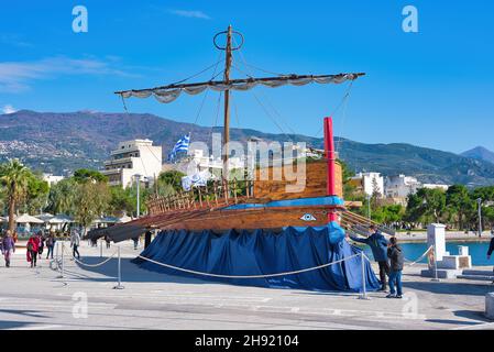 VOLOS, GRÈCE - 01 décembre 2021: Argo est situé dans son port, beau et haughty.Le navire mythique de Jason sur le front de mer de Volos, Grèce Banque D'Images