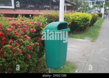 salvador, bahia, brésil - dezembro 2, 2021: Panier de déchets en plastique est vu dans un parc dans la ville de Salvador. Banque D'Images