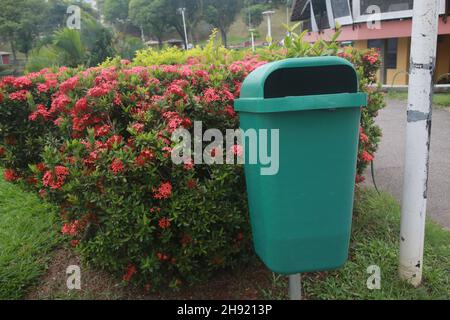 salvador, bahia, brésil - dezembro 2, 2021: Panier de déchets en plastique est vu dans un parc dans la ville de Salvador. Banque D'Images