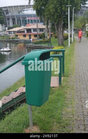 salvador, bahia, brésil - dezembro 2, 2021: Panier de déchets en plastique est vu dans un parc dans la ville de Salvador. Banque D'Images